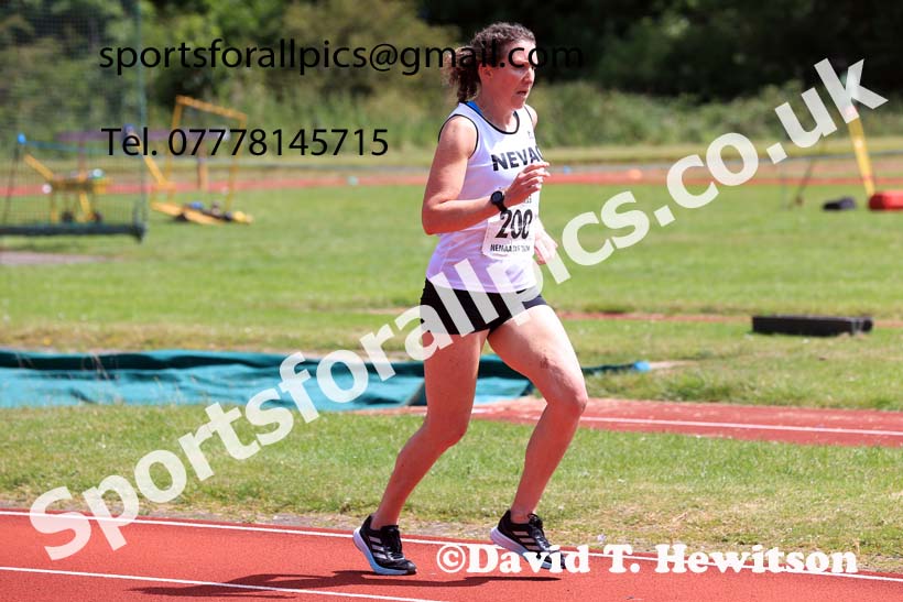 Womens 1500 metres, 2024 NE Masters Track and Field Champs., Monkton Stadium, Jarrow.  Photo: David T. Hewitson/Sports for All Pics